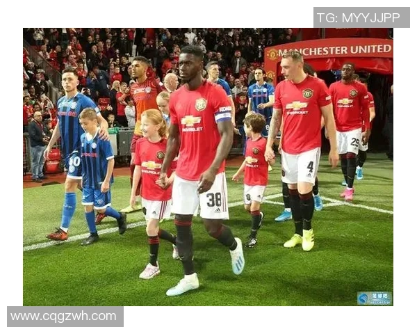 《全球足球巨星闪耀全场 英文歌曲传递球场热情与梦想》